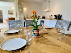 Maisons de vacances La maison de l-Orangerie - Charm & comfort in the very heart of Carentan : photos des chambres