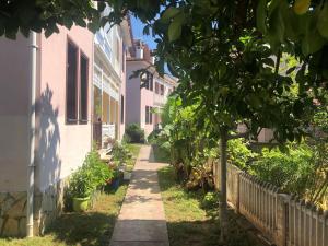 FURNISHED wITH POOL, CENTRAL LOCATION CLOSE TO THE SEA