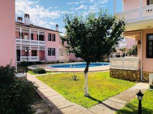 FURNISHED wITH POOL, CENTRAL LOCATION CLOSE TO THE SEA