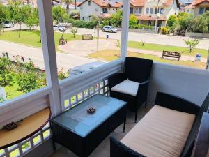 FURNISHED wITH POOL, CENTRAL LOCATION CLOSE TO THE SEA