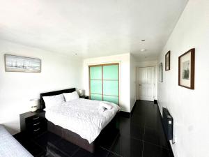 Ocean Park Apartments - Oceanfront - Free Parking and Fast WiFi