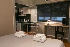 En el Centro, sobre Av Corrientes, a metros del Obelisco, Teatros y Bares