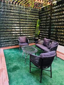 Urban Garden Retreat Cozy Studio and Private Patio