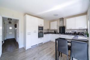Cosy 3-Bed with shops nearby Free Wi-Fi & Parking