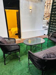 Urban Garden Retreat Cozy Studio and Private Patio