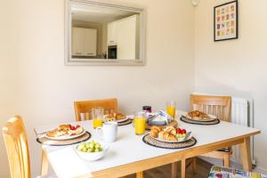 Timeless Charm, Historic 3-Bedroom Getaway near Monmouth Castle, Sleeps 5, Parking, WiFi