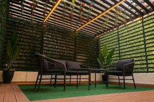 Urban Garden Retreat Cozy Studio and Private Patio