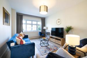 Timeless Charm, Historic 3-Bedroom Getaway near Monmouth Castle, Sleeps 5, Parking, WiFi