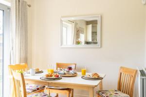 Timeless Charm, Historic 3-Bedroom Getaway near Monmouth Castle, Sleeps 5, Parking, WiFi