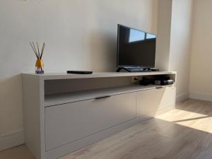 Apê Tupi c Wi-Fi e vaga a 600m da praia!