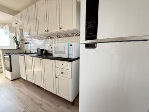 Apê Tupi c Wi-Fi e vaga a 600m da praia!