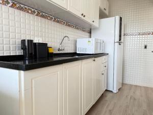 Apê Tupi c Wi-Fi e vaga a 600m da praia!