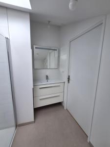 Studio 1 rénové lit queen size balcon garage