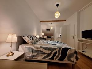 Studio 1 rénové lit queen size balcon garage