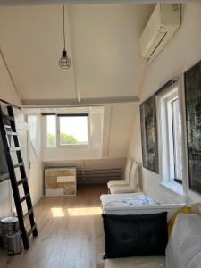 Zolderstudio dichtbij Goffert met eigen badkamer en WC, eigen keuken, eigen ingang