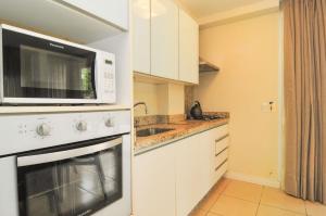 Condomínio Pé na Areia: Apto térreo em Jurerê P869