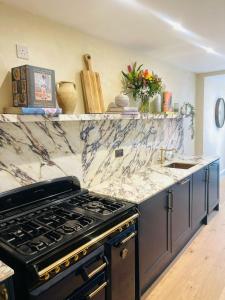 Lavish Maida Vale Townhouse Sleeps up to 8 with Patio & Office - Open to short & long term lets