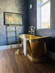 Lavish Maida Vale Townhouse Sleeps up to 8 with Patio & Office - Open to short & long term lets