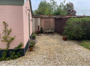 Garden cottage near River Exe