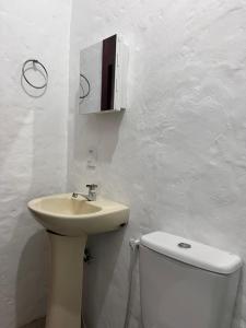 Espaço com Apartamentos Rústicos em Terreno Arborizado, Vaga de Garagem, Ar Condicionado, WiFi