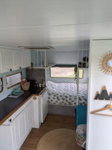 Gerestylde vintage caravan "Zee" met luxe badkamer bij "de Kapitein"
