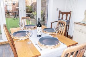 2-Bedroom Stylish, Cosy & Bright Cottage, Pet Friendly, Sleeps 5, Titchfield Village - by Blue Puffin Stays