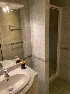 Maisons de vacances Domaine la Cabane luxe vakantiehuizen met zwembad : Holiday Home le petit Duc