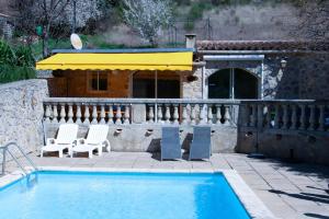 Maisons de vacances Charmante maison de vacances a La Roche-sur-le-Buis avec piscine : photos des chambres