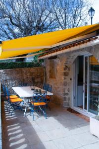 Maisons de vacances Charmante maison de vacances a La Roche-sur-le-Buis avec piscine : photos des chambres