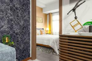 Lux Condo, Bay View, Mall Access