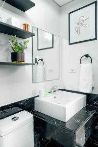 Lux Condo, Bay View, Mall Access