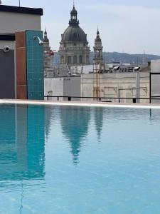 Luxe Studio in City Center with FREE Parking