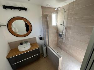 Maisons de vacances Aux Premieres Loges - Gite de charme proche du circuit : photos des chambres