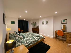 Spacious Double Apartment in Folkestone with parking