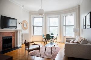 Stylish Bright 1 BDR Close to Fenway Park