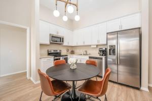 North Park Penthouse King Beds Workspaces Parking