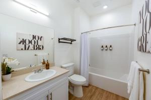 Lux N Park Penthouse King Beds Workspaces Parking