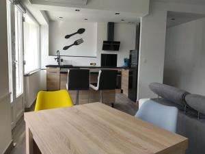 Grand T2 tout équipé centre-ville, spacieux et lumineux, 1 chambre, 1 à 4 pers, possible 5 pers avec lit dappoint pour 15 euros, climatisation, wifi, balcons, parking privé surveillé compris