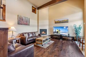 Spacious Ski Townhome with Game Room Fun