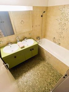 Large Flats, Zurich Lake HWA - Self Checkin