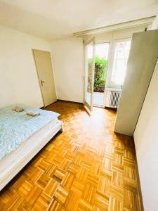 Large Flats, Zurich Lake HWA - Self Checkin