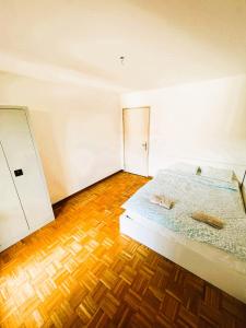 Large Flats, Zurich Lake HWA - Self Checkin