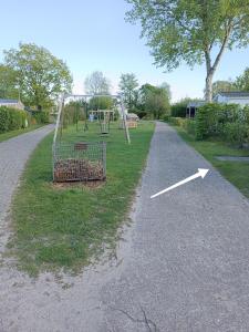 BJ Chalets - Simonsgat 40 - Vakantiepark Lauwersoog- Chalet aan SPEELTUIN