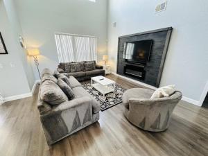 Modern Kitchen -Close To Parks - Tvs InRooms!