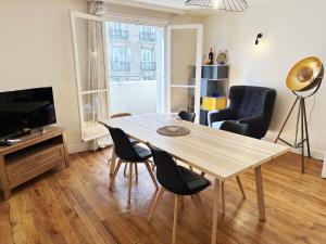 T2 with Stunning Balcony 55m2 Paris 17