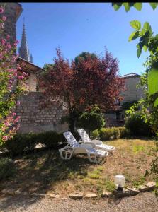 Maisons de vacances MAS DUMAS - Maison de village en pierre avec jardin prive : Maison 2 Chambres