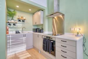 3-Bed Flat Free Parking 10 Mins to City Centre