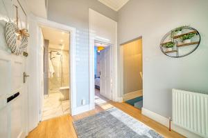 3-Bed Flat Free Parking 10 Mins to City Centre