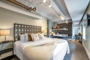 Nashville Honky Tonk Suite 6 BR by Maddox Hotel