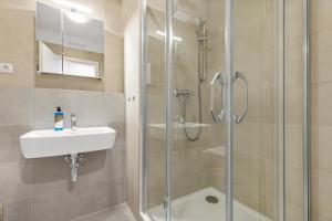 LAM Fuchsia AC-Balcony